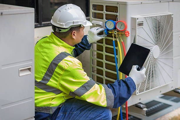 Professional Hvac technician working in Le Claire, IA